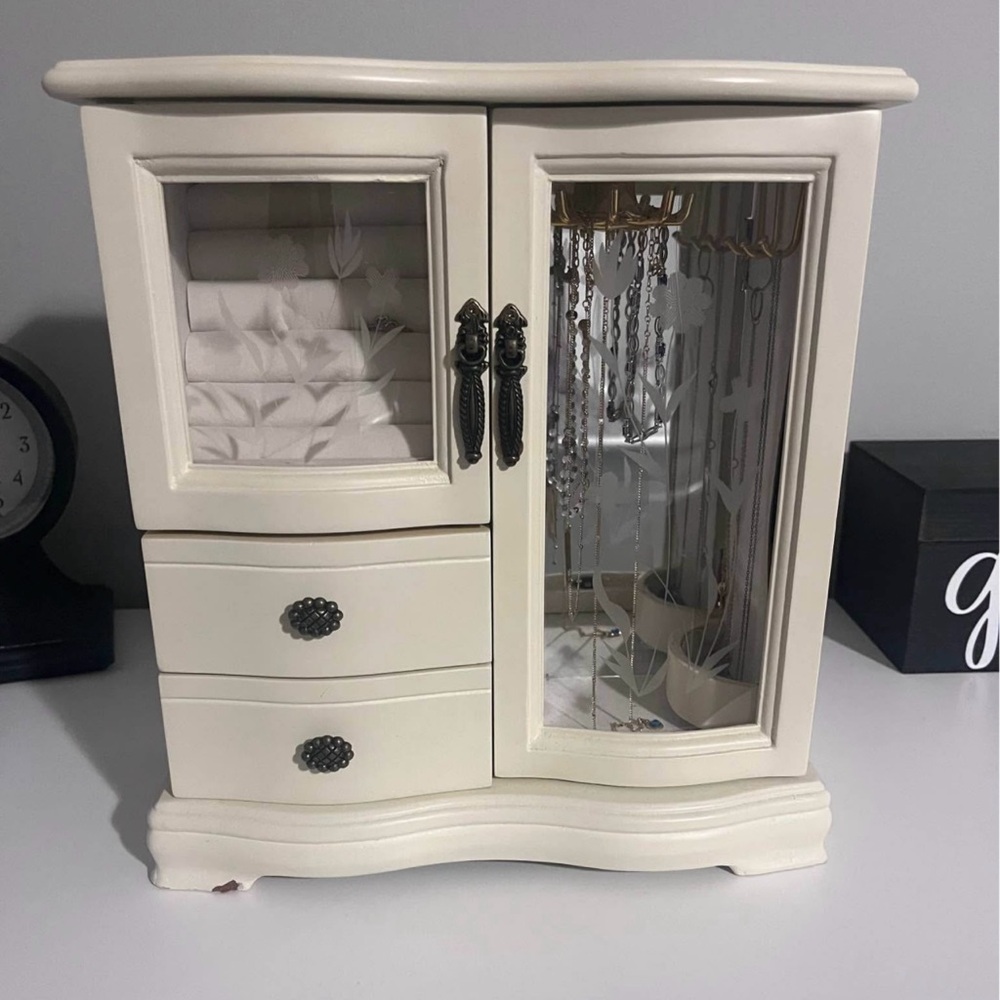 Cream / beige colored jewelry box